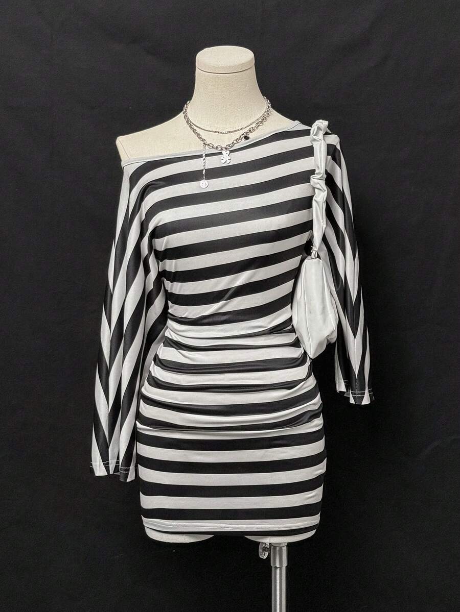 Black And White Striped Asymme - Asymmetric Top Women avis et prix